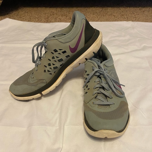 Nike Shoes - Women’s Nike Tennis Shoes | Size 8.5